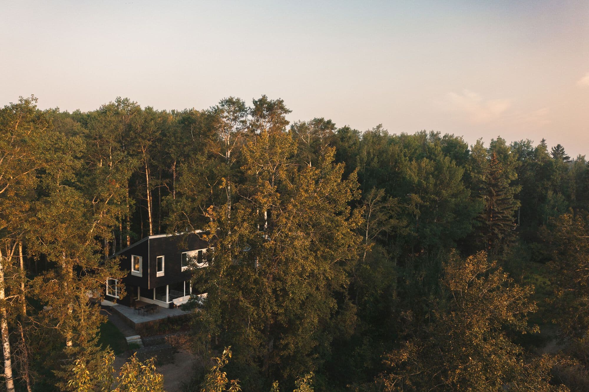 [Mass Timber] Wabamun Lake Cabin / Josh Kjenner